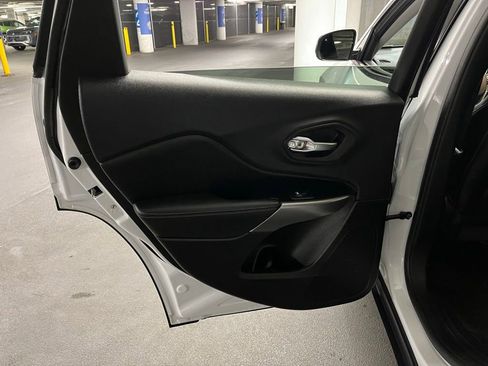 Used 2022 Jeep Cherokee Latitude Lux image 18