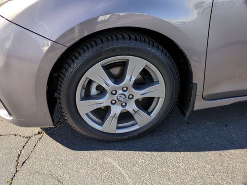 Used 2018 Toyota Sienna SE image 11