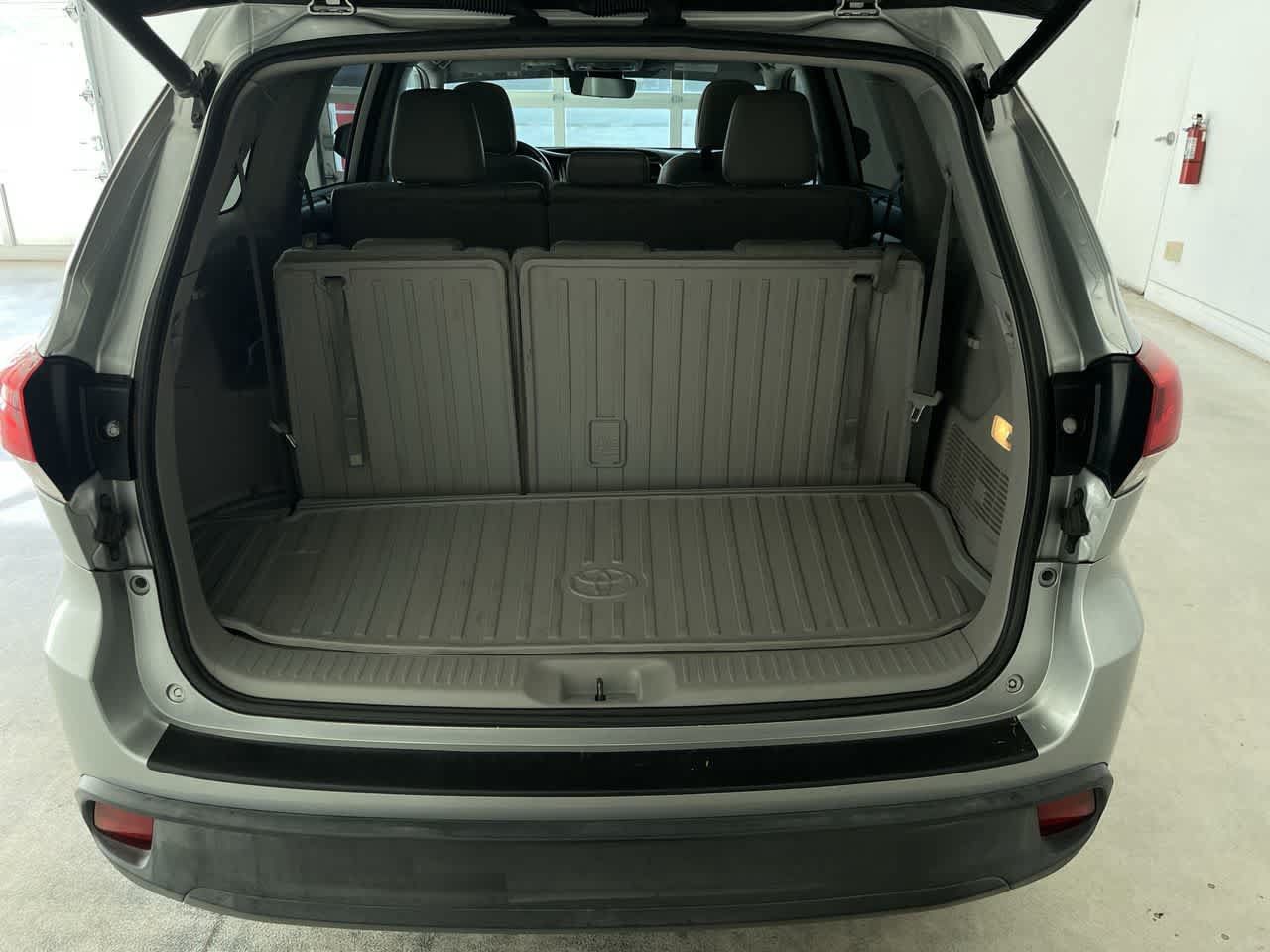 Used 2018 Toyota Highlander XLE AWD/4WD image 25