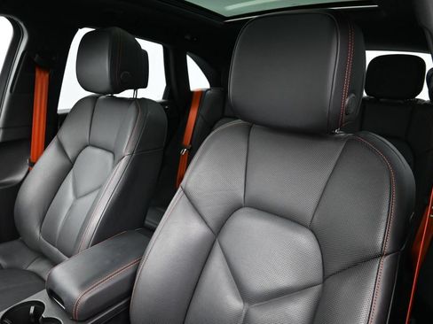 Certified 2024 Porsche Macan AWD/4WD image 5