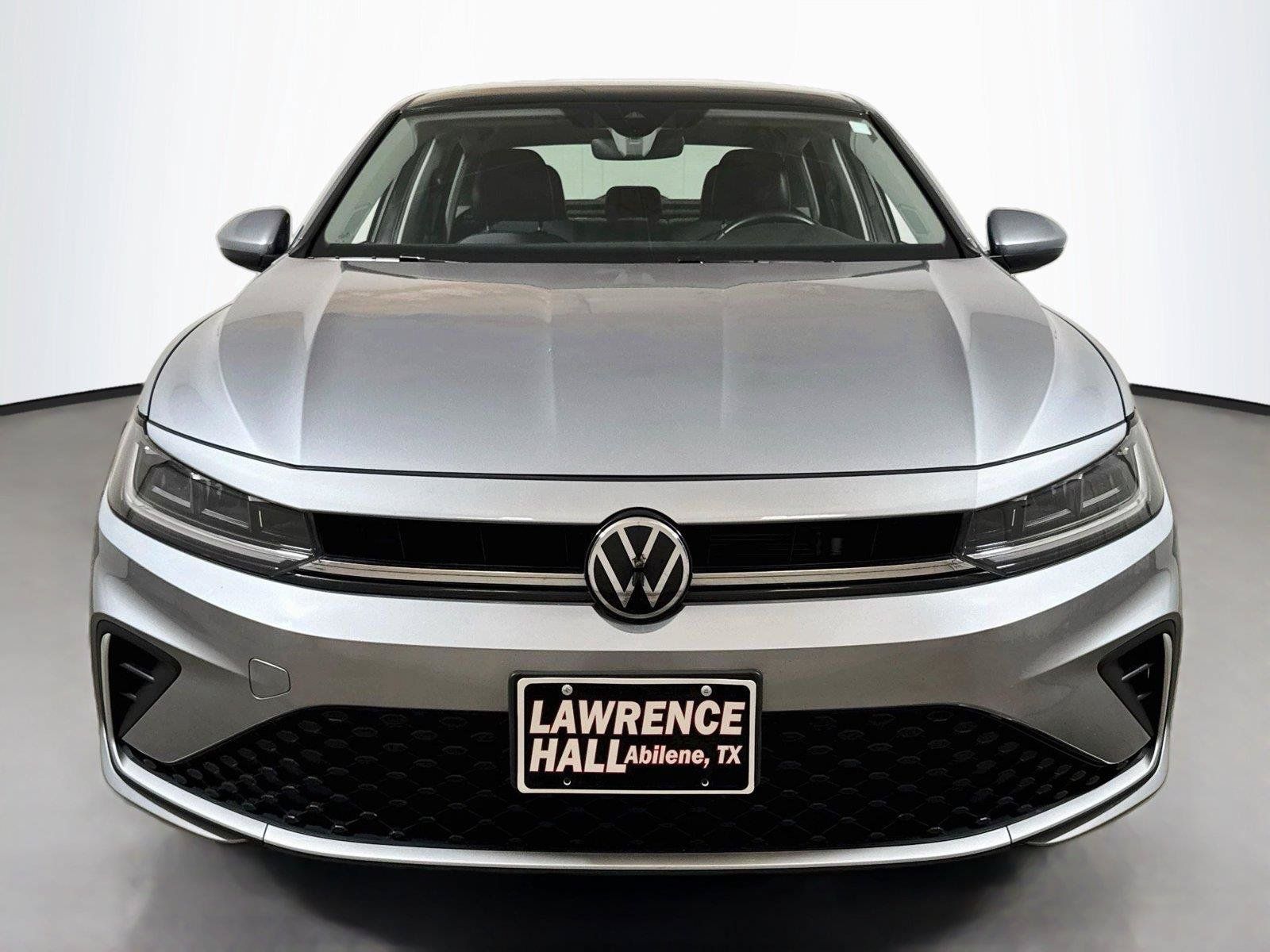 Used 2025 Volkswagen Jetta SE FWD image 2