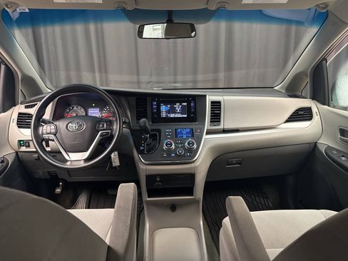 Used 2017 Toyota Sienna L FWD image 16