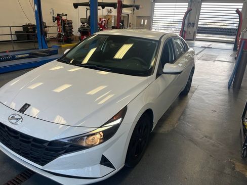 Used 2022 Hyundai Elantra SEL FWD image 2