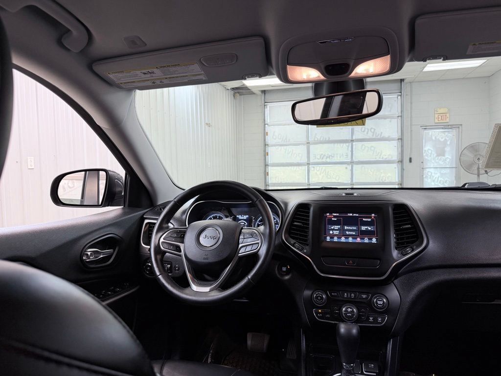Used 2019 Jeep Cherokee Latitude Plus w/ Comfort/Convenience Group FWD image 25