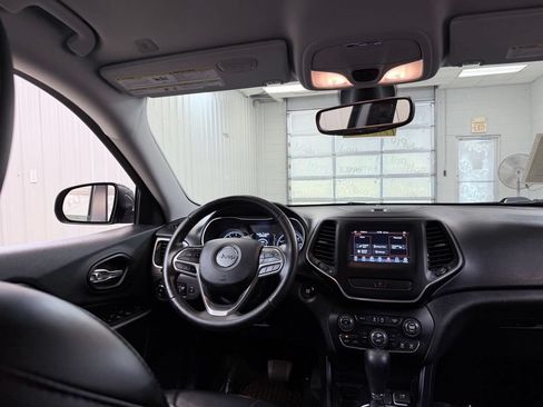 Used 2019 Jeep Cherokee Latitude Plus w/ Comfort/Convenience Group FWD image 25