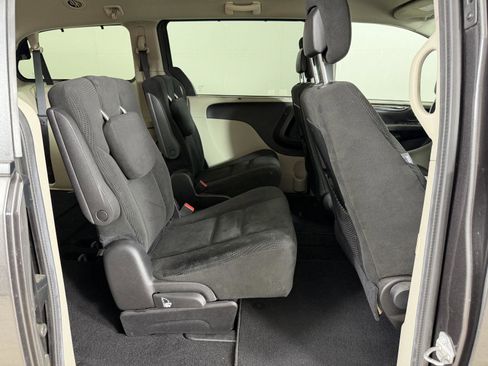 Used 2016 Dodge Grand Caravan SXT w/ UConnect Hands-Free Group FWD image 16