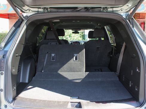 Used 2022 Chevrolet Traverse LT image 9