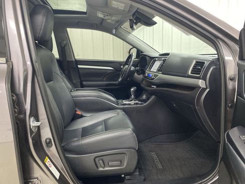 Used 2019 Toyota Highlander XLE FWD image 29