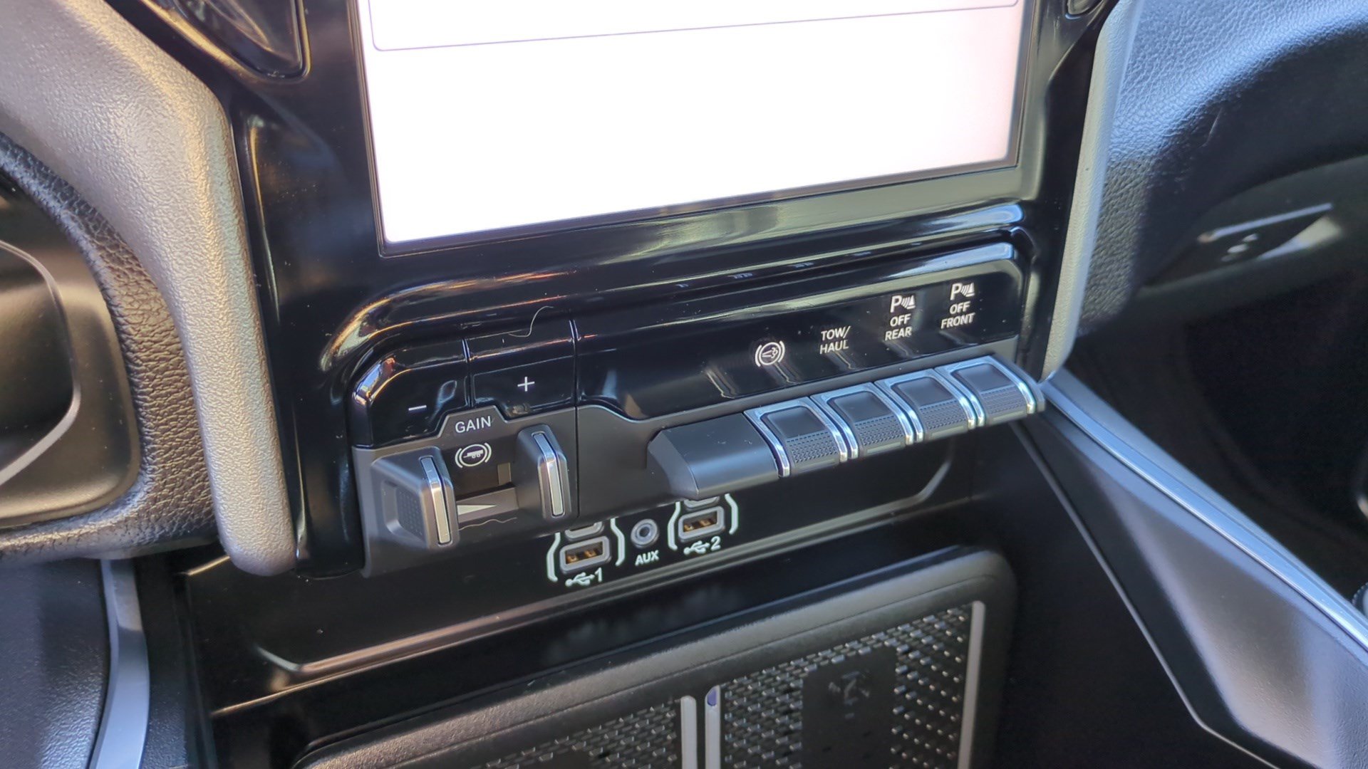 Used 2025 RAM 2500 Laramie AWD/4WD image 24