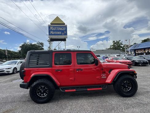 Used 2018 Jeep Wrangler Unlimited Sahara AWD/4WD image 9