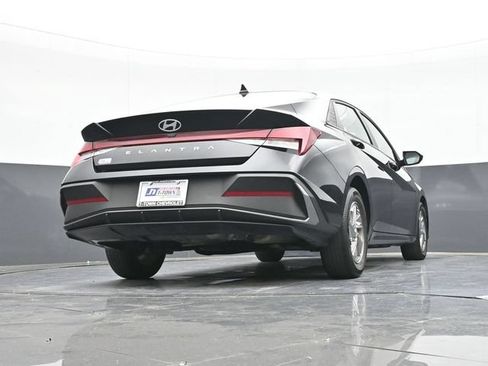 Used 2025 Hyundai Elantra SE FWD image 47