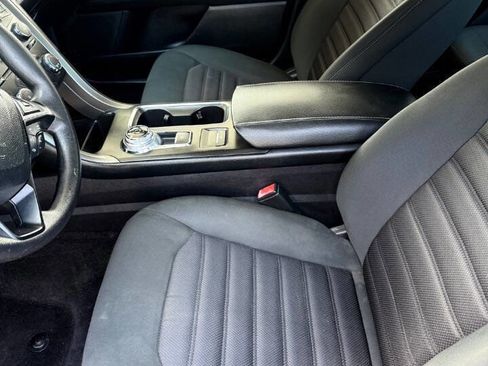 Used 2017 Ford Fusion SE FWD image 10