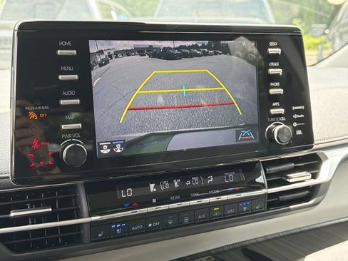 Used 2021 Toyota Sienna Limited FWD image 27