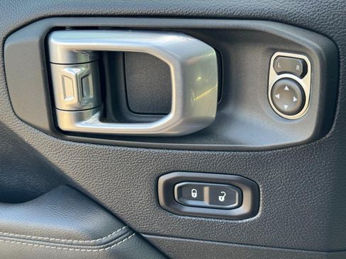 Used 2019 Jeep Wrangler Unlimited Sahara w/ Advanced Safety Group AWD/4WD image 25