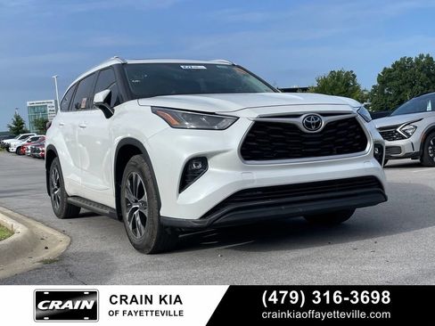 Used 2022 Toyota Highlander XLE AWD/4WD image 1