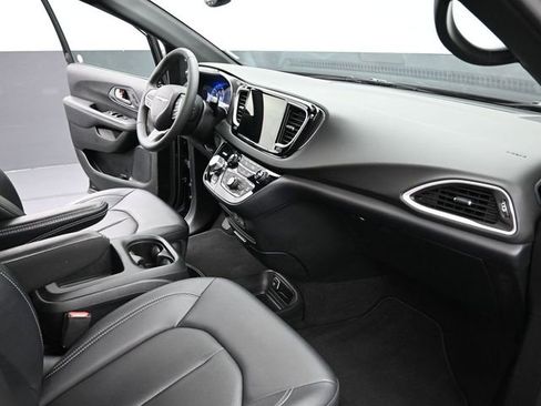 Used 2025 Chrysler Pacifica Select image 25
