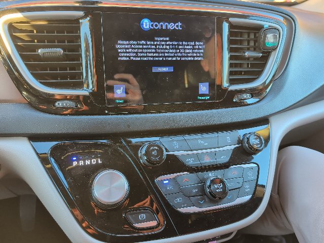 Used 2017 Chrysler Pacifica Touring-L FWD image 8