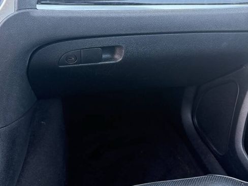 Used 2017 Chrysler 300 C RWD image 8