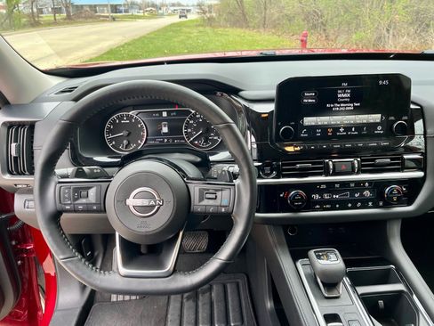 Used 2025 Nissan Pathfinder SL image 2