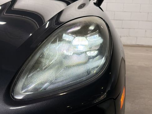 Certified 2021 Porsche Macan image 10