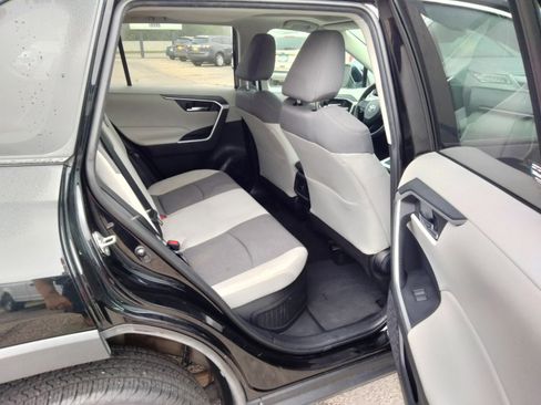 Used 2020 Toyota RAV4 XLE w/ Convenience Package image 13