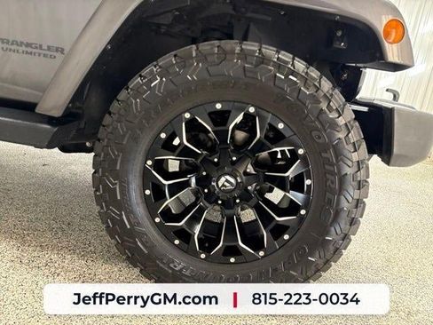 Used 2017 Jeep Wrangler Unlimited Sahara AWD/4WD image 29