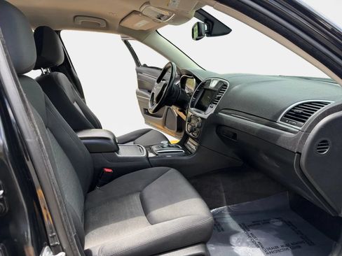 Used 2018 Chrysler 300 Touring RWD image 12