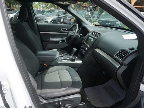 Used 2018 Ford Explorer XLT w/ Equipment Group 201A FWD image 3
