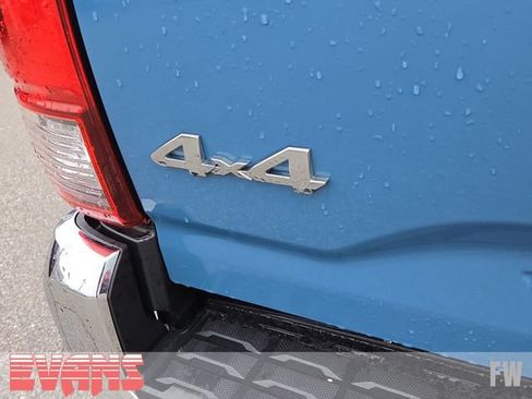 Used 2019 Toyota Tacoma SR5 AWD/4WD image 4