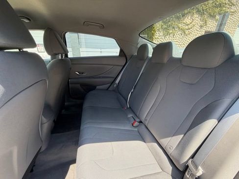 Used 2021 Hyundai Elantra SE FWD image 18