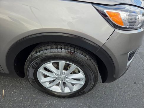 Used 2017 Kia Sorento AWD image 8