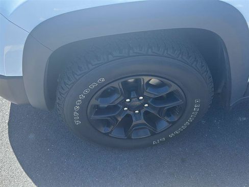 Used 2019 Jeep Cherokee Trailhawk AWD/4WD image 18