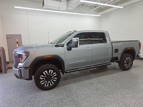 Used 2024 GMC Sierra 2500 Denali Ultimate image 2