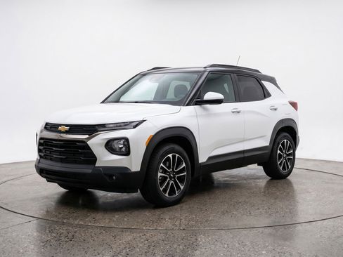 Used 2025 Chevrolet TrailBlazer LT FWD image 3