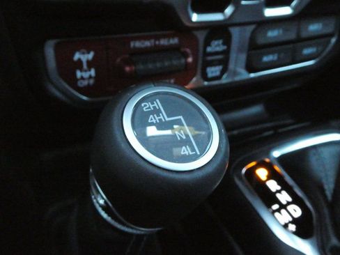 Used 2024 Jeep Wrangler Unlimited Rubicon w/ XTREMEE 35" Tire Package image 17