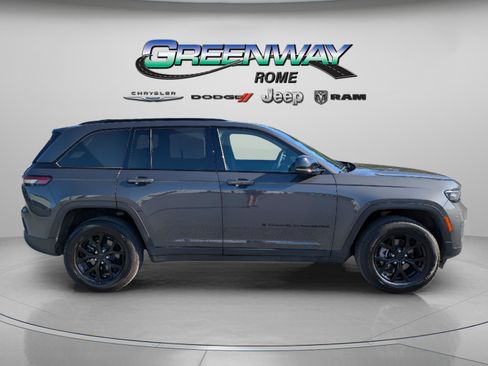 Used 2025 Jeep Grand Cherokee Altitude image 8