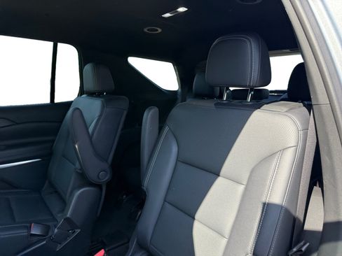Used 2025 Chevrolet Traverse LT FWD image 16