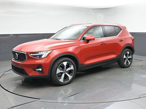 Used 2025 Volvo XC40 B5 Plus AWD/4WD image 4