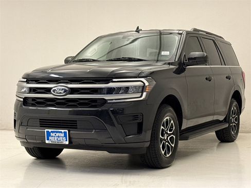 Used 2023 Ford Expedition XLT image 2