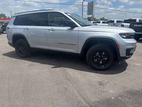 New 2025 Jeep Grand Cherokee L Laredo image 2