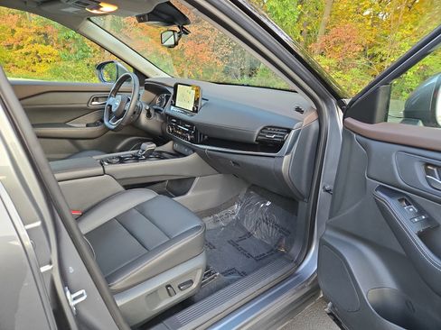 Used 2023 Nissan Rogue SL w/ SL Premium Package image 25