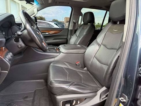 Used 2019 Cadillac Escalade Luxury AWD/4WD image 17