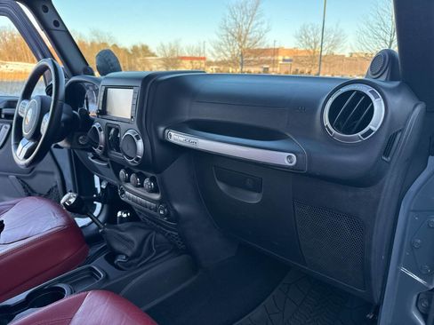 Used 2013 Jeep Wrangler Unlimited Rubicon image 28