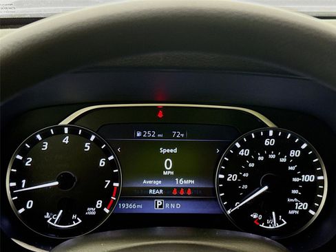 Used 2024 Nissan Frontier SV image 8