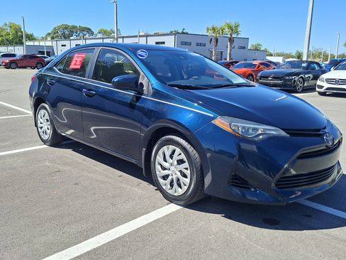 Used 2018 Toyota Corolla LE image 3
