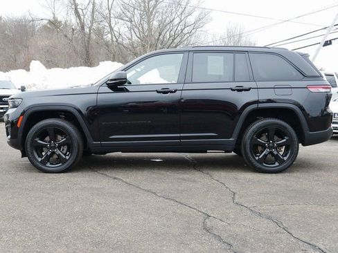 Used 2023 Jeep Grand Cherokee Altitude image 3