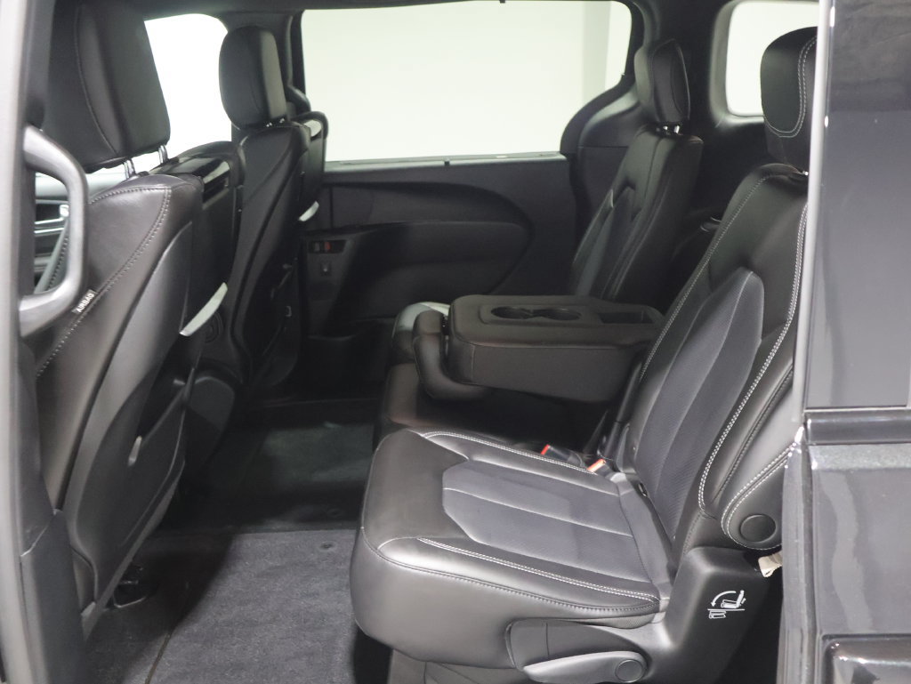 Used 2023 Chrysler Pacifica Touring-L w/ Uconnect Theater Family Group FWD image 19