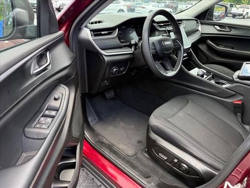 Used 2023 Jeep Grand Cherokee Laredo RWD image 10