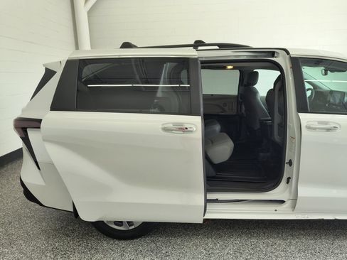 Used 2024 Toyota Sienna XLE FWD image 27