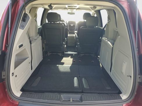Used 2014 Chrysler Town & Country Touring-L FWD image 9